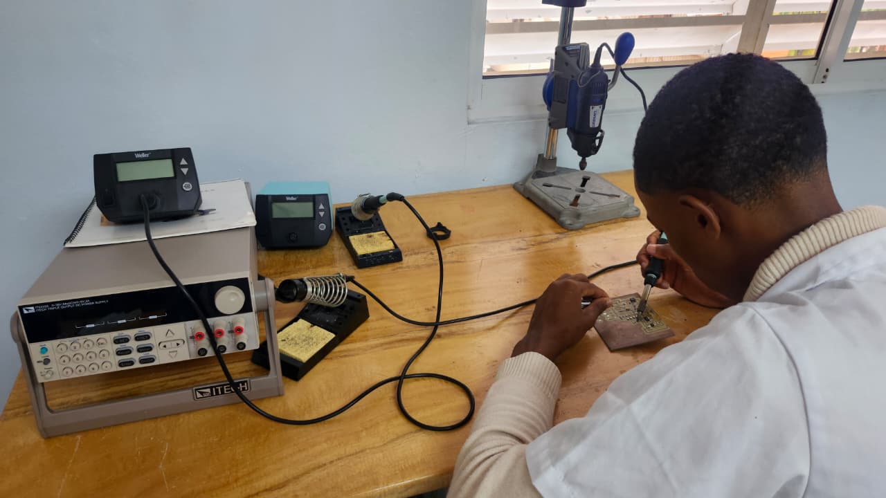 Francis, Darlyn y Edual en sesión de diseño